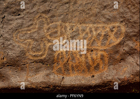 China Lake, CA, USA. Apr 26, 2014. Peu de Petroglyph Canyon au China Lake, Naval Air Weapons Station dans le désert de Mojave, contient plus de 20 000 images pétroglyphes documenté. Ils ont été crées par le COSO de gens qui ont habité la région de Paleoindian jusqu'à présent. Les images sont gravés dans le basalte et sont la plus grande concentration de pétroglyphes de l'hémisphère occidental. Big et Little Petroglyph Canyons sont un espace National Historic Landmark. En 2001, ils ont été intégrés dans un plus grand National Historic Landmark District, appelé le Coso Rock Art Distri Banque D'Images