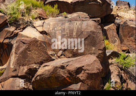 China Lake, CA, USA. Apr 26, 2014. Peu de Petroglyph Canyon au China Lake, Naval Air Weapons Station dans le désert de Mojave, contient plus de 20 000 images pétroglyphes documenté. Ils ont été crées par le COSO de gens qui ont habité la région de Paleoindian jusqu'à présent. Les images sont gravés dans le basalte et sont la plus grande concentration de pétroglyphes de l'hémisphère occidental. Big et Little Petroglyph Canyons sont un espace National Historic Landmark. En 2001, ils ont été intégrés dans un plus grand National Historic Landmark District, appelé le Coso Rock Art Distri Banque D'Images