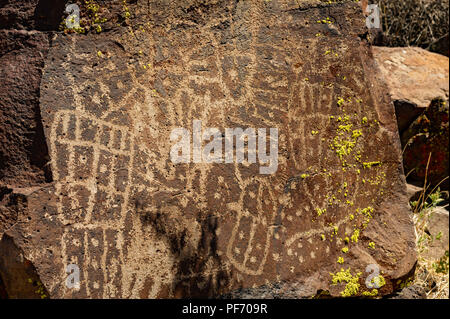 China Lake, CA, USA. Apr 26, 2014. Peu de Petroglyph Canyon au China Lake, Naval Air Weapons Station dans le désert de Mojave, contient plus de 20 000 images pétroglyphes documenté. Ils ont été crées par le COSO de gens qui ont habité la région de Paleoindian jusqu'à présent. Les images sont gravés dans le basalte et sont la plus grande concentration de pétroglyphes de l'hémisphère occidental. Big et Little Petroglyph Canyons sont un espace National Historic Landmark. En 2001, ils ont été intégrés dans un plus grand National Historic Landmark District, appelé le Coso Rock Art Distri Banque D'Images