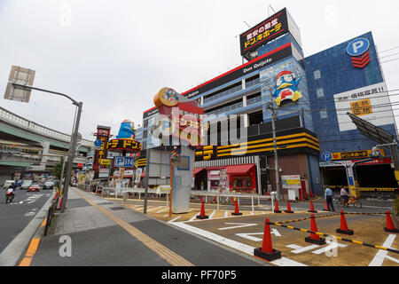 Une vue générale de l'enseigne discount magasin Don Quijote à Ikebukuro le 20 août 2018, Tokyo, Japon. Don Quijote Holdings Co., Ltd. est l'un des détaillants les plus fortes avec 29 ans de ventes et la croissance des bénéfices. L'opérateur d'escompte a annoncé son intention d'élargir de 420 à 500 magasins d'ici 2020. Credit : Rodrigo Reyes Marin/AFLO/Alamy Live News Banque D'Images