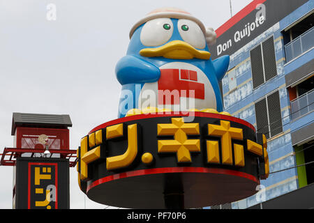 Une vue générale de l'enseigne discount magasin Don Quijote à Ikebukuro le 20 août 2018, Tokyo, Japon. Don Quijote Holdings Co., Ltd. est l'un des détaillants les plus fortes avec 29 ans de ventes et la croissance des bénéfices. L'opérateur d'escompte a annoncé son intention d'élargir de 420 à 500 magasins d'ici 2020. Credit : Rodrigo Reyes Marin/AFLO/Alamy Live News Banque D'Images