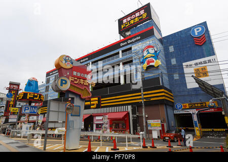 Une vue générale de l'enseigne discount magasin Don Quijote à Ikebukuro le 20 août 2018, Tokyo, Japon. Don Quijote Holdings Co., Ltd. est l'un des détaillants les plus fortes avec 29 ans de ventes et la croissance des bénéfices. L'opérateur d'escompte a annoncé son intention d'élargir de 420 à 500 magasins d'ici 2020. Credit : Rodrigo Reyes Marin/AFLO/Alamy Live News Banque D'Images