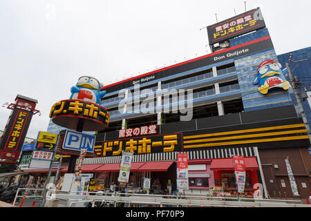 Une vue générale de l'enseigne discount magasin Don Quijote à Ikebukuro le 20 août 2018, Tokyo, Japon. Don Quijote Holdings Co., Ltd. est l'un des détaillants les plus fortes avec 29 ans de ventes et la croissance des bénéfices. L'opérateur d'escompte a annoncé son intention d'élargir de 420 à 500 magasins d'ici 2020. Credit : Rodrigo Reyes Marin/AFLO/Alamy Live News Banque D'Images