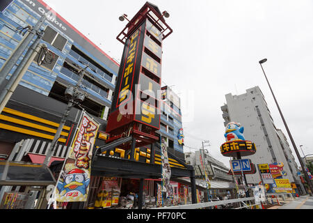 Une vue générale de l'enseigne discount magasin Don Quijote à Ikebukuro le 20 août 2018, Tokyo, Japon. Don Quijote Holdings Co., Ltd. est l'un des détaillants les plus fortes avec 29 ans de ventes et la croissance des bénéfices. L'opérateur d'escompte a annoncé son intention d'élargir de 420 à 500 magasins d'ici 2020. Credit : Rodrigo Reyes Marin/AFLO/Alamy Live News Banque D'Images