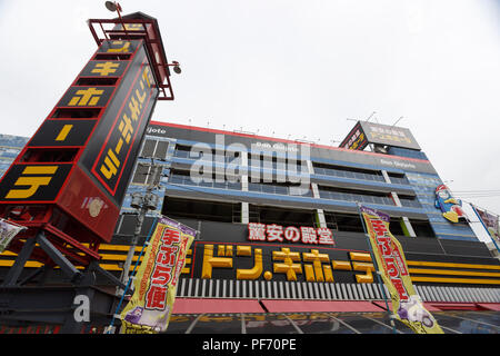 Une vue générale de l'enseigne discount magasin Don Quijote à Ikebukuro le 20 août 2018, Tokyo, Japon. Don Quijote Holdings Co., Ltd. est l'un des détaillants les plus fortes avec 29 ans de ventes et la croissance des bénéfices. L'opérateur d'escompte a annoncé son intention d'élargir de 420 à 500 magasins d'ici 2020. Credit : Rodrigo Reyes Marin/AFLO/Alamy Live News Banque D'Images