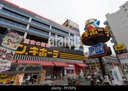 Une vue générale de l'enseigne discount magasin Don Quijote à Ikebukuro le 20 août 2018, Tokyo, Japon. Don Quijote Holdings Co., Ltd. est l'un des détaillants les plus fortes avec 29 ans de ventes et la croissance des bénéfices. L'opérateur d'escompte a annoncé son intention d'élargir de 420 à 500 magasins d'ici 2020. Credit : Rodrigo Reyes Marin/AFLO/Alamy Live News Banque D'Images