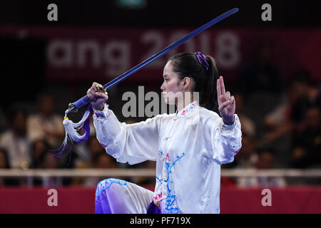 (180820) -- JAKARTA, 20 août 2018 (Xinhua) -- Wong Agatha Chrystenzen des Philippines fait concurrence au cours du concours Femmes Taijijian au 18ème Jeux Asiatiques à Jakarta, Indonésie, le 19 août 2018. (Xinhua/Pan) Yulong Banque D'Images