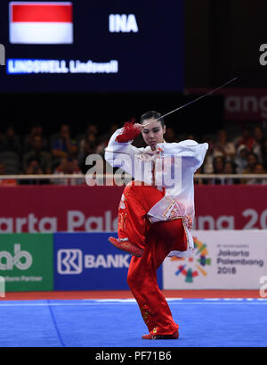 (180820) -- JAKARTA, 20 août 2018 (Xinhua) -- Lindswell Lindswell de l'Indonésie fait concurrence au cours du concours Femmes Taijijian au 18ème Jeux Asiatiques à Jakarta, Indonésie, le 19 août 2018. (Xinhua/Pan) Yulong Banque D'Images