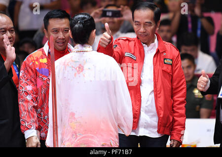 (180820) -- JAKARTA, 20 août 2018 (Xinhua) -- le président indonésien Joko Widodo (R) est visible pendant les concours Taijijian au 18ème Jeux Asiatiques à Jakarta, Indonésie, le 19 août 2018. (Xinhua/Pan) Yulong Banque D'Images