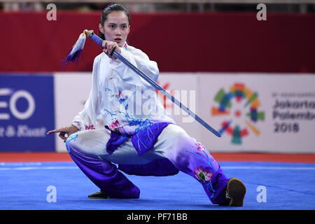 (180820) -- JAKARTA, 20 août 2018 (Xinhua) -- Wong Agatha Chrystenzen des Philippines fait concurrence au cours du concours Femmes Taijijian au 18ème Jeux Asiatiques à Jakarta, Indonésie, le 19 août 2018. (Xinhua/Pan) Yulong Banque D'Images