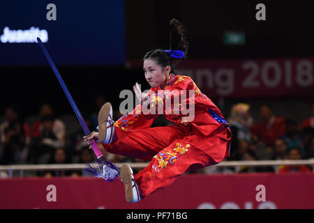 (180820) -- JAKARTA, 20 août 2018 (Xinhua) -- Mok Uen Ying Juanita de Chine à Hong Kong est en compétition au cours des concours Taijijian au 18ème Jeux Asiatiques à Jakarta, Indonésie, le 19 août 2018. (Xinhua/Pan) Yulong Banque D'Images