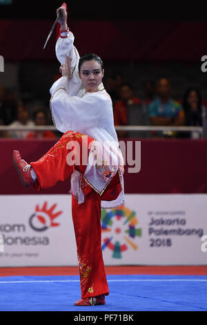 (180820) -- JAKARTA, 20 août 2018 (Xinhua) -- Lindswell Lindswell de l'Indonésie fait concurrence au cours du concours Femmes Taijijian au 18ème Jeux Asiatiques à Jakarta, Indonésie, le 19 août 2018. (Xinhua/Pan) Yulong Banque D'Images