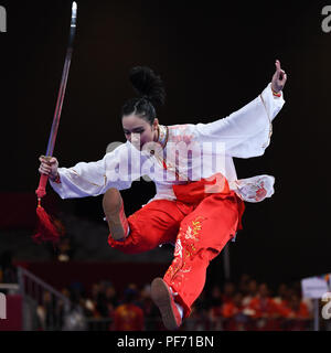 (180820) -- JAKARTA, 20 août 2018 (Xinhua) -- Lindswell Lindswell de l'Indonésie fait concurrence au cours du concours Femmes Taijijian au 18ème Jeux Asiatiques à Jakarta, Indonésie, le 19 août 2018. (Xinhua/Pan) Yulong Banque D'Images