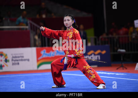 (180820) -- JAKARTA, 20 août 2018 (Xinhua) -- Mok Uen Ying Juanita de Chine à Hong Kong est en compétition au cours des concours Taijijian au 18ème Jeux Asiatiques à Jakarta, Indonésie, le 19 août 2018. (Xinhua/Pan) Yulong Banque D'Images