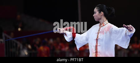 (180820) -- JAKARTA, 20 août 2018 (Xinhua) -- Lindswell Lindswell de l'Indonésie fait concurrence au cours du concours Femmes Taijijian au 18ème Jeux Asiatiques à Jakarta, Indonésie, le 19 août 2018. (Xinhua/Pan) Yulong Banque D'Images