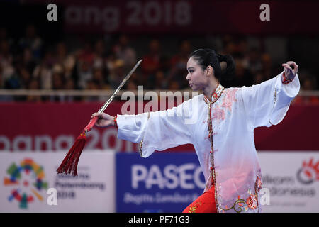 (180820) -- JAKARTA, 20 août 2018 (Xinhua) -- Lindswell Lindswell de l'Indonésie fait concurrence au cours du concours Femmes Taijijian au 18ème Jeux Asiatiques à Jakarta, Indonésie, le 19 août 2018. (Xinhua/Pan) Yulong Banque D'Images