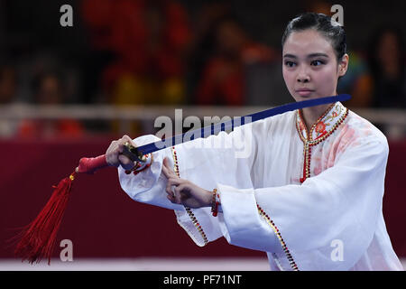 (180820) -- JAKARTA, 20 août 2018 (Xinhua) -- Lindswell Lindswell de l'Indonésie fait concurrence au cours du concours Femmes Taijijian au 18ème Jeux Asiatiques à Jakarta, Indonésie, le 19 août 2018. (Xinhua/Pan) Yulong Banque D'Images