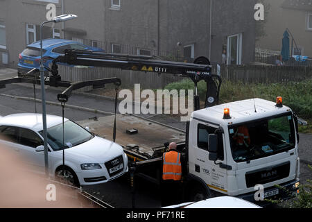 Galashiels, Ecosse, Royaume-Uni. 20e Août 2018. Dépose à l'exonération du véhicule : un véhicule qui a été fixée en raison de l'absence de la taxe de circulation ou du MOT, photographié lors de sa dépose sur un camion à plateau de transport. Exploité par le conducteur du véhicule & Licensing Agency. Dans Galashiels le lundi 20 août 2018. DVLA récemment ont été les véhicules de serrage dans les Scottish Borders pour appliquer les actions. (Photo de Rob Gray / offres de crédit) : Rob Gray/Alamy Live News Banque D'Images