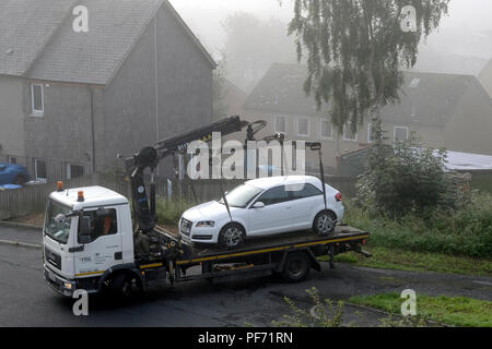 Galashiels, Ecosse, Royaume-Uni. 20e Août 2018. Dépose à l'exonération du véhicule : un véhicule qui a été fixée en raison de l'absence de la taxe de circulation ou du MOT, photographié lors de sa dépose sur un camion à plateau de transport. Exploité par le conducteur du véhicule & Licensing Agency. Dans Galashiels le lundi 20 août 2018. DVLA récemment ont été les véhicules de serrage dans les Scottish Borders pour appliquer les actions. (Photo de Rob Gray / offres de crédit) : Rob Gray/Alamy Live News Banque D'Images