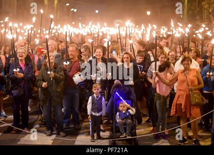 Anna's célèbre procession aux flambeaux, c'est manière de Doo Bucky Square dans le centre de la ville jusqu'à West Bay où le traditionnel feu d'artifice et feu de joie. Elle marque la fin de la semaine de carnaval. Finnbarr Crédit : Webster/Alamy Live News Banque D'Images