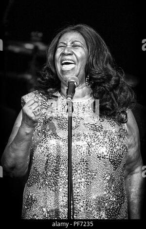 11 août 2015 - Oakland, Californie, É.-U. : la chanteuse américaine, dite "La Reine de l'âme', Aretha Franklin, 73 ans, décroche son poing comme elle chante, comme elle peut seulement à une performance à l'Oakland Coliseum. Credit : Jerome Brunet/ZUMA/Alamy Fil Live News Banque D'Images
