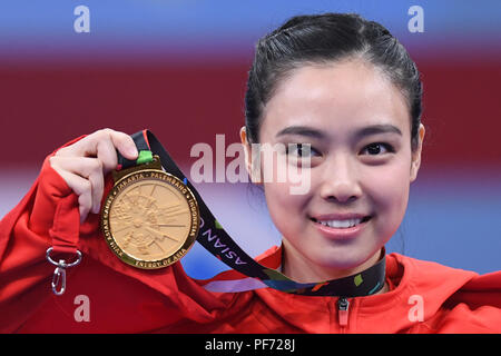 Jakarta, Indonésie. 20e Août, 2018. Lindswell Lindswell médaillé d'or de l'Indonésie au cours de la cérémonie de pose de la Women's Taijiquan & Taijijian All-Round lors des 18e Jeux asiatiques à Jakarta, Indonésie, le 20 août 2018. Source : Xinhua/Yulong Pan/Alamy Live News Banque D'Images