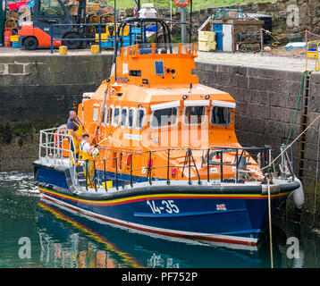 Dunbar, East Lothian, Ecosse, Royaume-Uni, 20 août 2018. UK Soleil dans le port de Dunbar. Les bénévoles donnent la RNLI lifeboat Dunbar un lavage savonneuse et rincer à l'Harbour Banque D'Images