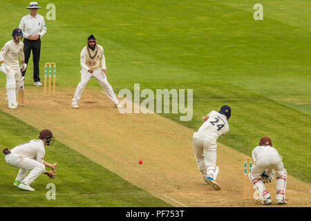 Londres, Royaume-Uni. 20 août 2018. Amar Virdi bowling pour Surrey Lancashire contre le deuxième jour de la Comté Specsavers Championnat match à l'Ovale. David Rowe/Alamy Vivre Nouveau crédit : David Rowe/Alamy Live News Banque D'Images