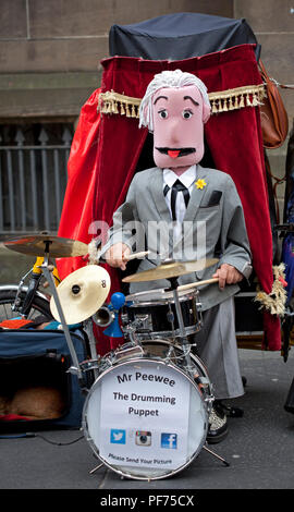 Edinburgh, Ecosse, Royaume-Uni. 20 août 2018. Royal Mile Edinburgh Fringe, tambours puppet divertissent le public de passage. Banque D'Images