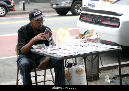 New York, NY, USA. 20 août, 2018. Fans continuent de se sont réunis pour payer leur respect à la Reine du soul, Aretha Franklin après sa mort à son Détroit, Michigan home, l'âge de 76 ans, le jeudi 16 août 2018, après avoir combattu un cancer du pancréas. Le trottoir sous le memorial célèbre Apollo Theatre Marquee est maintenant derrière des barricades de protection. La fin de l'artiste obsèques auront lieu le 31 août, 2018 dans sa ville natale au plus grand Temple de grâce. © 2018 Ronald G. Lopez/DigiPixsAgain.us/Alamy Live News Banque D'Images