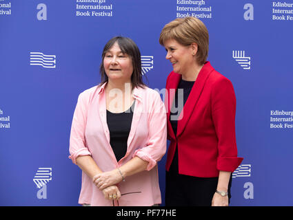 Edinburgh, Ecosse, Royaume-Uni. Lundi 20 Août 2018 : Le premier : EIBF Ministre de l'Écosse, Nicola Sturgeon et auteur Ali Smith, apparaissent ensemble à l'Edinburgh International Book Festival. Banque D'Images