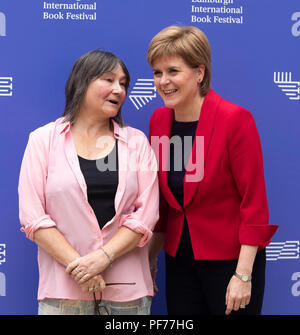 Edinburgh, Ecosse, Royaume-Uni. Lundi 20 Août 2018 : Le premier : EIBF Ministre de l'Écosse, Nicola Sturgeon et auteur Ali Smith, apparaissent ensemble à l'Edinburgh International Book Festival. Banque D'Images