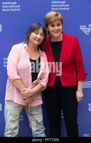 Edinburgh, Ecosse, Royaume-Uni. Lundi 20 Août 2018 : Le premier : EIBF Ministre de l'Écosse, Nicola Sturgeon et auteur Ali Smith, apparaissent ensemble à l'Edinburgh International Book Festival. Banque D'Images