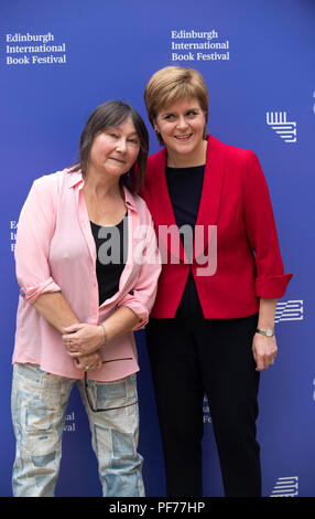 Edinburgh, Ecosse, Royaume-Uni. Lundi 20 Août 2018 : Le premier : EIBF Ministre de l'Écosse, Nicola Sturgeon et auteur Ali Smith, apparaissent ensemble à l'Edinburgh International Book Festival. Banque D'Images