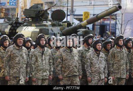 Kiev, Ukraine. 20e Août, 2018. Les soldats de l'armée ukrainienne prendre part à une répétition de la parade militaire pour le jour de l'indépendance, dans le centre de Kiev, Ukraine, le 20 août 2018. L'Ukraine va célébrer le 27e anniversaire de l'indépendance le 24 août. Crédit : Serg Glovny/ZUMA/Alamy Fil Live News Banque D'Images