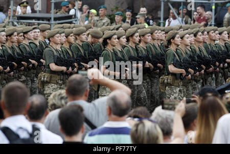 Kiev, Ukraine. 20e Août, 2018. Femmes ukrainiennes prennent part à une répétition de la parade militaire pour le jour de l'indépendance, dans le centre de Kiev, Ukraine, le 20 août 2018. L'Ukraine va célébrer le 27e anniversaire de l'indépendance le 24 août. Crédit : Serg Glovny/ZUMA/Alamy Fil Live News Banque D'Images