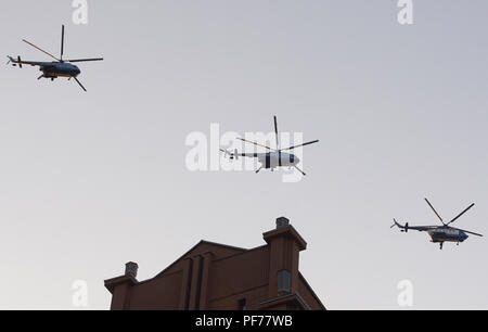 Kiev, Ukraine. 20e Août, 2018. Des hélicoptères militaires ukrainiens lors d'une répétition de la parade militaire pour le jour de l'indépendance, dans le centre de Kiev, Ukraine, le 20 août 2018. L'Ukraine va célébrer le 27e anniversaire de l'indépendance le 24 août. Crédit : Serg Glovny/ZUMA/Alamy Fil Live News Banque D'Images