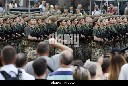 Kiev, Ukraine. 20e Août, 2018. Femmes ukrainiennes prennent part à une répétition de la parade militaire pour le jour de l'indépendance, dans le centre de Kiev, Ukraine, le 20 août 2018. L'Ukraine va célébrer le 27e anniversaire de l'indépendance le 24 août. Crédit : Serg Glovny/ZUMA/Alamy Fil Live News Banque D'Images