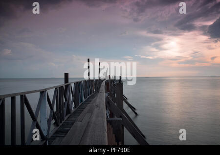 Tanjung Sepat amant jetée dans la lumière du matin Banque D'Images