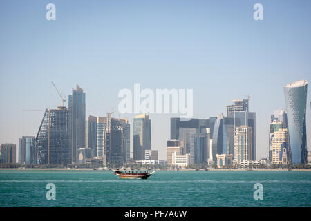 L'horizon de Doha en une brume jour d'hiver à Qatar Banque D'Images