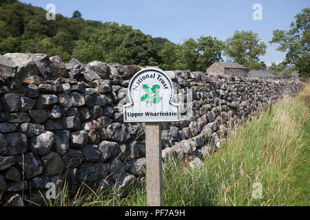 Une fiducie nationale signe sur l''Dales Way' sentier de grande randonnée dans les vallées du Yorkshire, Angleterre Banque D'Images