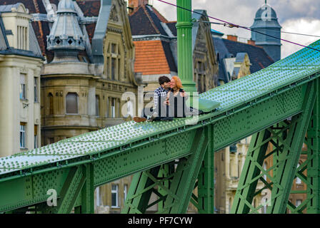 S'embrasser sur le pont.Pont de la liberté, connu sous le nom de Liberté,ou même pont vert à Budapest,Hongrie. Banque D'Images