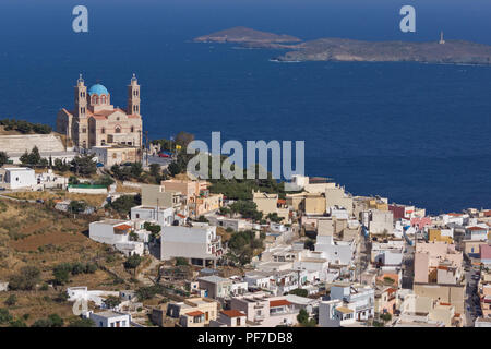 Église orthodoxe Anastaseos et vue panoramique d'Ermopoli, Syros, Cyclades, Grèce Banque D'Images