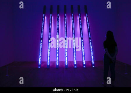 L'œuvre de Jenny Holzer est la dernière d'une série d'annuel s'affiche dans la chambres de l'artiste à la Tate Modern qui ouvre au public le lundi 23 juillet 2018. Comprend : un membre du personnel passe devant la pourpre bleu, de l'inclinaison d'un texte a conduit la sculpture. Où : London, Royaume-Uni Quand : 20 juillet 2018 : Crédit Dinendra Haria/WENN Banque D'Images