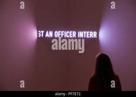 L'œuvre de Jenny Holzer est la dernière d'une série d'annuel s'affiche dans la chambres de l'artiste à la Tate Modern qui ouvre au public le lundi 23 juillet 2018. Comprend : un membre du personnel se penche sur la sculpture à leds. Où : London, Royaume-Uni Quand : 20 juillet 2018 : Crédit Dinendra Haria/WENN Banque D'Images