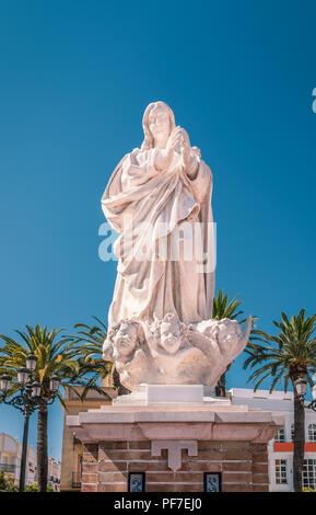 White statue en pierre de la Vierge Marie une monumnet à l'immaculée conception 'Monumento a la Inmaculada Concepción' dans Laguna Square, Plaza de Laguna Banque D'Images