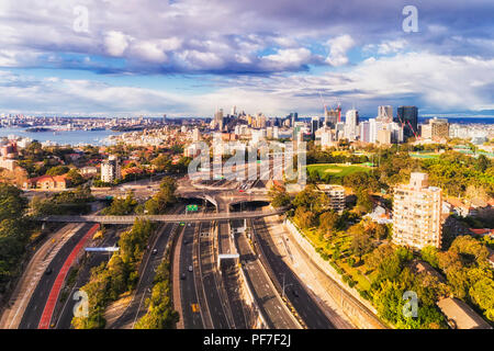 Autoroute à voies multiples de Warringah freeway sur la rive nord de Sydney en passant par North Sydney à Sydney Harbour Bridge et de l'are en des CDB ville Banque D'Images