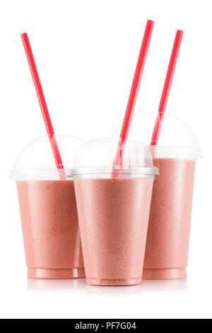 Smoothie aux fraises et bananes en synthétique avec fruit isolé sur fond blanc Banque D'Images