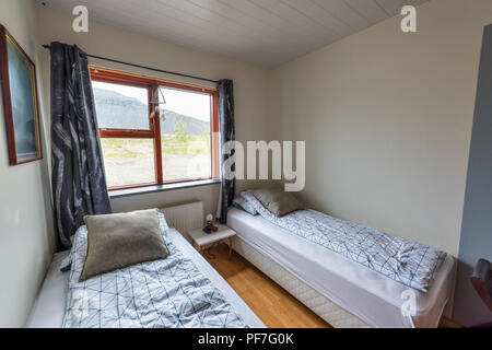 Deux lits jumeaux européenne pur duvet avec table, lampe, décorations, fenêtre dans la chambre modèle staging home, guest house, à hostel hotel roo Banque D'Images