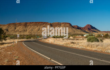 L'autoroute à travers une plus Moutainous partie de l'Outback australien, Australie occidentale, Nea Tom Price Banque D'Images